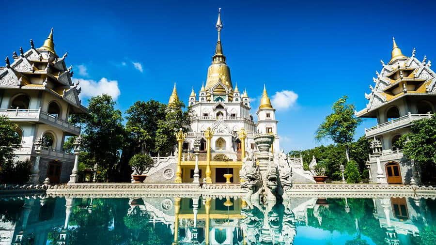 Khách thập phương du xuân tại ngôi chùa 