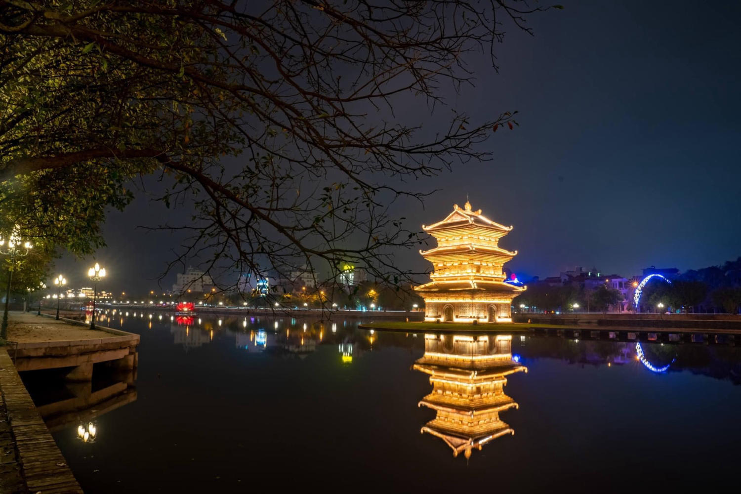 Lung linh ánh đèn đêm phố cổ